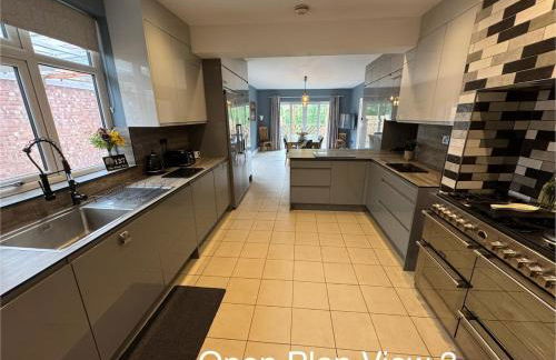 The Plum Tree - 5 luxury modern bedrooms - Photo 23