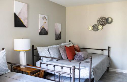 1mi to ND, King Beds, Easy Parking, Pet Friendly, Huge Fenced Yard for Games - Foto 48