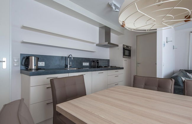 Relax in Coastal Luxury - Photo 4