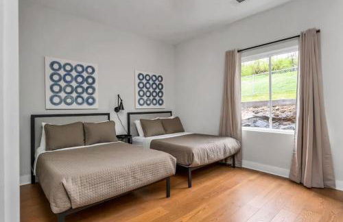 Side-by-Side Homes with Hot Tubs - Sleeps Over 20 Guests - Photo 15