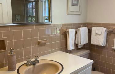 Vaux Hall Manor - 5BR Historic Farmhouse on Bay - Foto 33