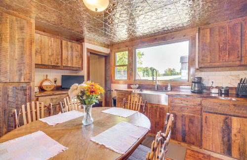 Pellston Farmhouse with Snowmobile Trail Access! - Foto 8