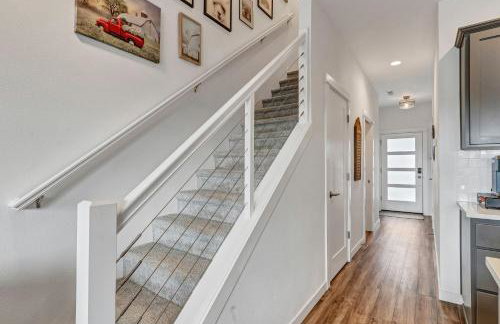 Modern and Bright Townhome with Game Room in S Salem - Foto 7