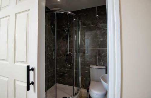 Luxury 5BDR with City Access, Free Parking and Wi-Fi - Photo 6