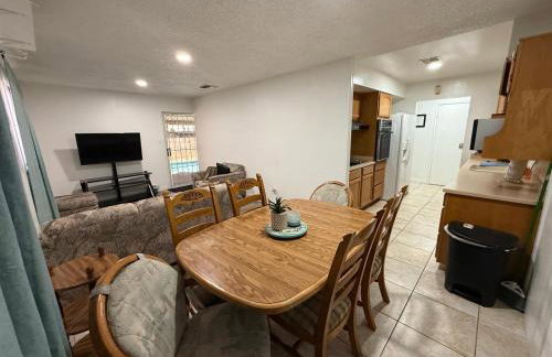 Vintage Apt Private Pool Oasis Sleeps 6 5 Min DT - Foto 26