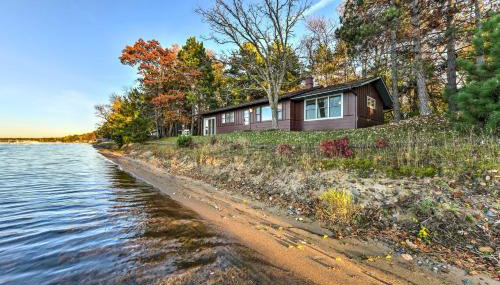 Pelican Lake Cabin Private Beach and Scenic Sunsets - Foto 2