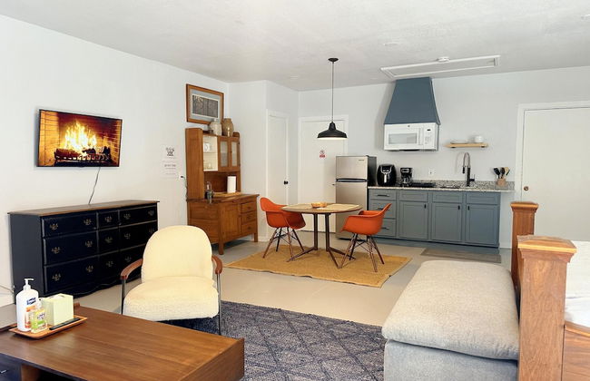 Bright Trendy Studio 9min to Asia District - Photo 2