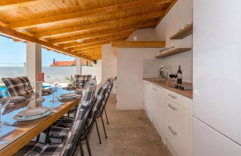 Gorgeous Home In Nadin With Wifi - Photo 14