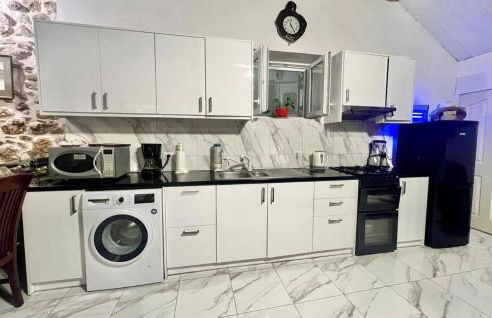 Art House Pagoi Sleeps 6 Parking 5 min to Beach - Photo 5