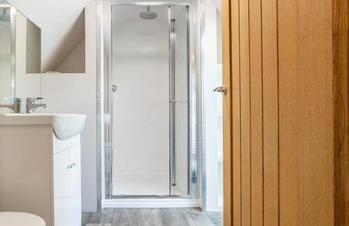 Beautiful new apartment with sheltered parking - Photo 27