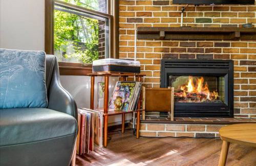 Cozy Lake House with Fireplace, Views, Close to Skiing! - Foto 6