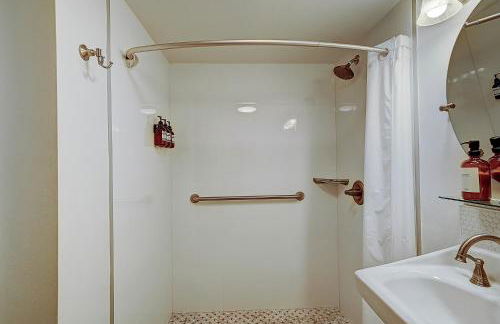 Cute 1 bedroom unit located in Condo Hotel in the heart of Coconut Grove Free Parking - Foto 9