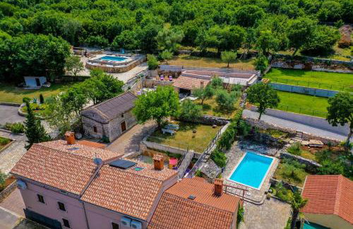 LUXURY VILLA ON SPACIOUS PRIVATE PROPERTY - Photo 67