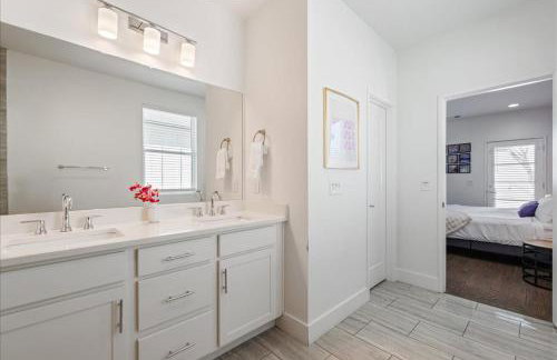 Nash House & Bars of Broadway with Patio Bar and Views! 8min Downtown! Sleeps 12! - Foto 8