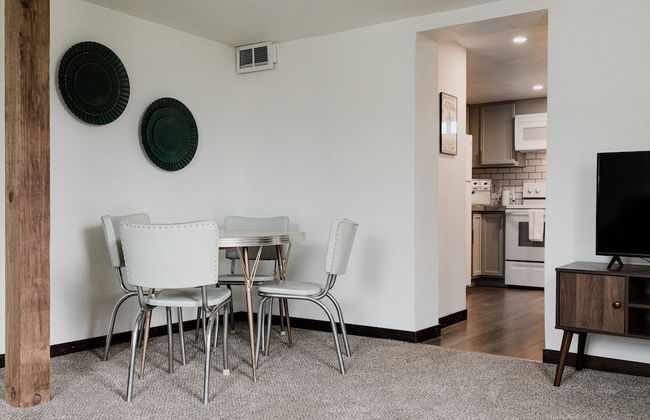 Cozy Local Apartment - Photo 11