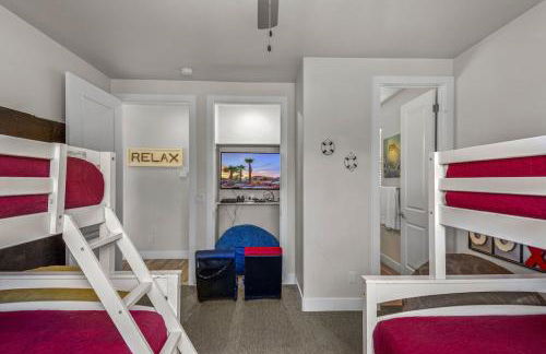 PV 110 Themed Rooms, PS4, Ping Pong, Pack n` Play, Electric Fire Place, Games, and More - Photo 78