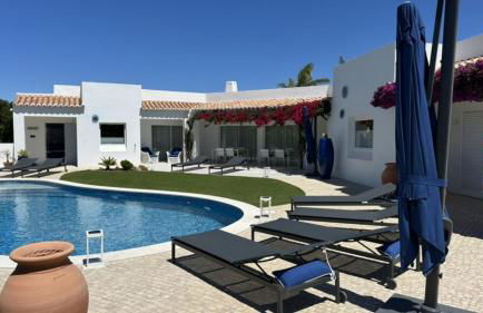 Charming Villa with Pool & Scenic Garden - Foto 5