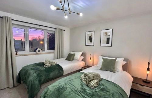 Brand New 2 Bed House - Sleeps 4 - Free Parking - Near HS2 & Drayton Manor - Photo 8