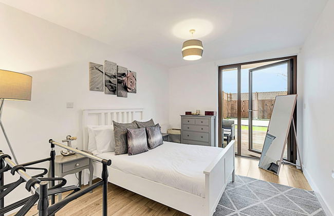 Newly Furnished and Bright Home - Foto 11