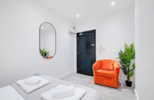 Luxurious 1 Bed Serviced Apartment with Wi-Fi - Photo 72