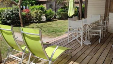 Chalet rénové, environnement très calme, piscines intérieure et extérieure chauffées, Bord du lac de Biscarosse Parentis - Foto 2, Garden, sunbed, Garden view