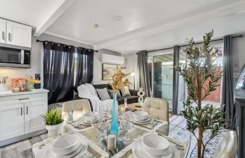 Entire Private Home with 2 Bedrooms 1 Bathroom, Gated Yard, Driveway Parking, Available Now - Foto 9