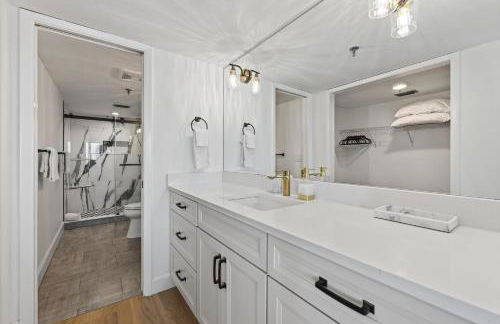 Luxury direct oceanfront corner with a large private balcony, heated pool and garage - Photo 32