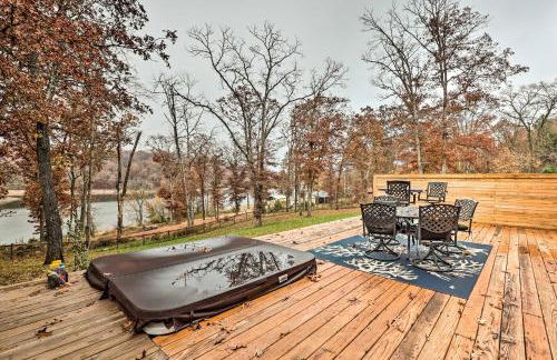Lakefront Rogers Getaway with Hot Tub and Deck! - Foto 36