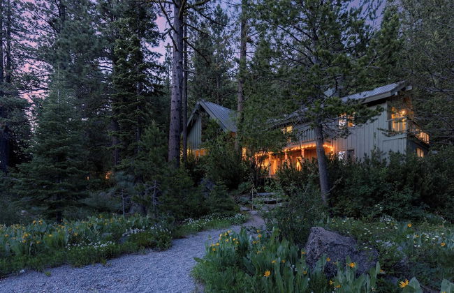 Everett by Avantstay 5mins to Palisades Tahoe! w/ HOT TUB - Photo 31