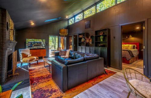 Modern Forest Cabin with Hot Tub, Screened Porch & Resort Access Near Hedgesville, WV - Foto 9