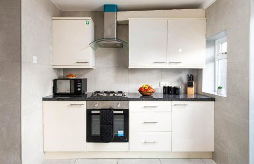 NEW Groups & Contractor Stays-5Bed-2Bath-Parking-By FabAccommodation - Foto 14