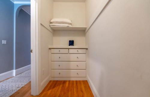 Oak Manor - Chic & Stylish 2BR Apartment Retreat - Photo 39