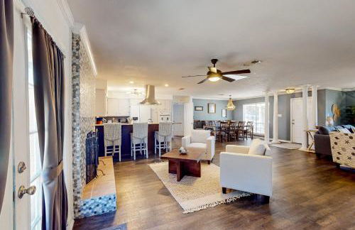 Poolside Bliss! Christian Pass Family Home with Yard - Foto 6