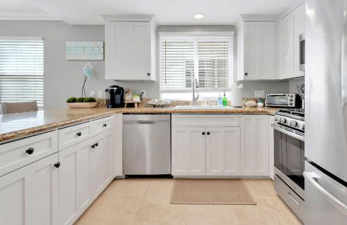 Beach Escape with Patio! 2 Min Walk to Sand & Surf - Foto 45