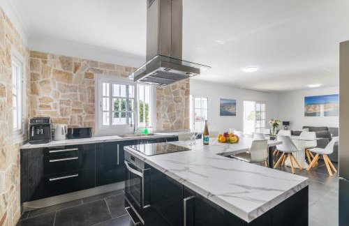 BEAUTIFUL VILLA - 4 bedrooms, heated pool, 2 priv car park places, fibre net, PS5, tv channels - Foto 22