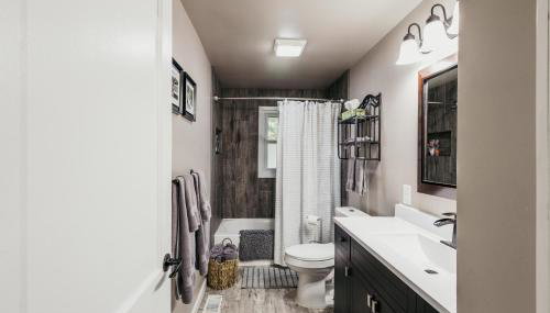 Spacious & Updated MQT Home - HotTub - Backyard - Foto 4, Shower