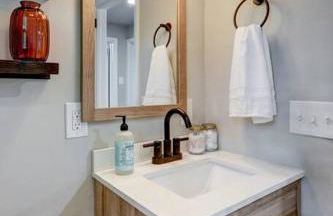 New cozy home near Outlets & Amish Country - Photo 13