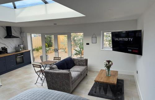 The Hide Away By The Garden Spa Stays - Hot Tub - Foto 10