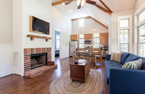 Victorian Cabin Rental with Outdoor Fireplace and Bearpen Creek Views near Dallas, Texas - Foto 11