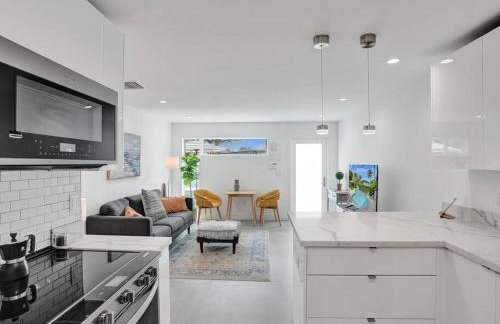 Contemporary 2BR Home with Pool & BBQ Access - Foto 10