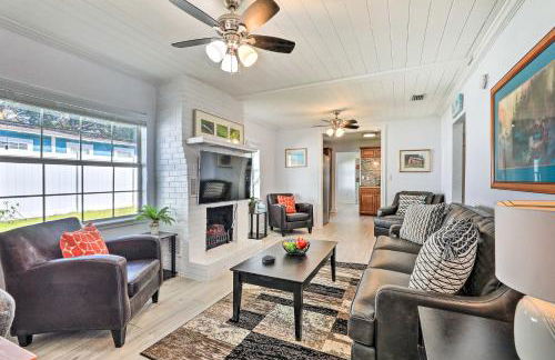 Chic Home with Fire Pit and Patio, Walk to Lake! - Foto 1