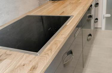 GELI Homes L1 - 2x Zimmer, 2x Kingsize Bett, 1 bis 4 Personen, Parkplatz, TV, Wifi, top Küche, Kaffee, Tee - Foto 11