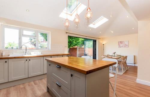 Pass the Keys Stunning Spacious Chessington Gem with Parking - Photo 10