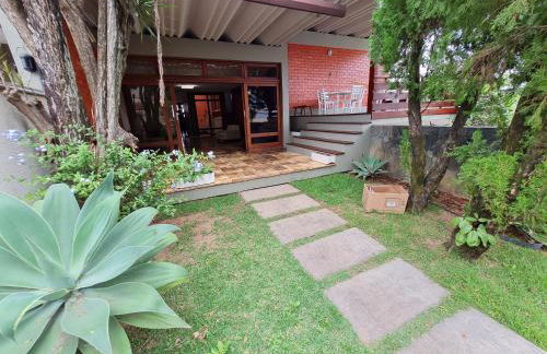 Casa Super Agradável, 250 metros da praia da Areia Preta, cinco quartos com ar, wifi, garagem, completa - Foto 8