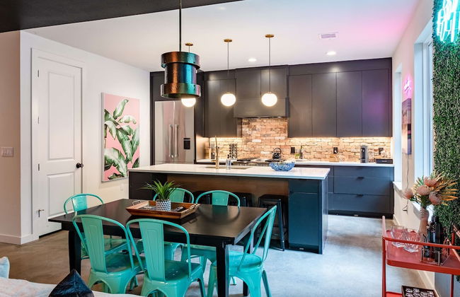 Upstay - Pristine Pool Palace - 7min to Rainey St - Photo 13