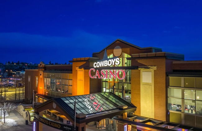 DT Upscale Corner Unit Tower Views Free Parking - Photo 32