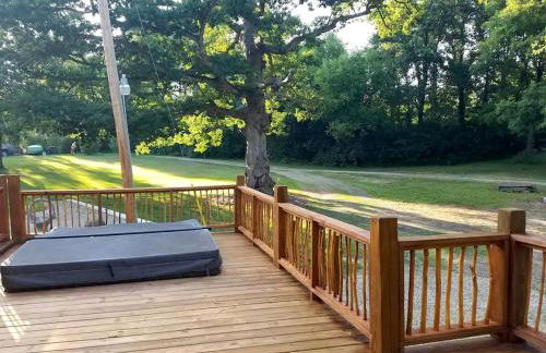 Charming Log Cabin Getaway with Private Hot Tub near Decatur, Illinois - Foto 30