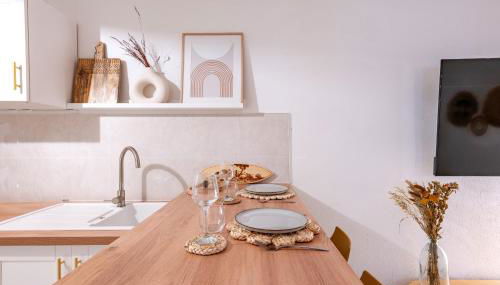 Suite Bali de 45m2 - Idéal couple - Chambre séparée - Jacuzzi baignoire balnéo - Sauna - Clim réversible - Netflix - Piscine accès partagé avec la petite copro - Bouteille de champagne offerte dès 2 nuits - Foto 3