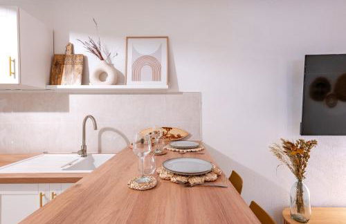 Suite Bali de 45m2 - Idéal couple - Chambre séparée - Jacuzzi baignoire balnéo - Sauna - Clim réversible - Netflix - Piscine accès partagé avec la petite copro - Bouteille de champagne offerte dès 2 nuits - Foto 3