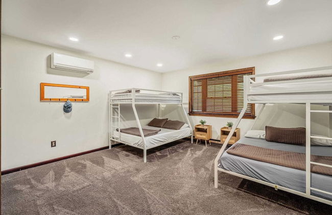 Sky View Chalet by Avantstay Stunning Interior, Spacious Deck, Hot Tub, & View - Photo 29